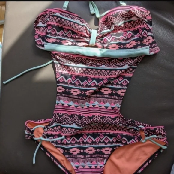 Swimsuit - Picture 2 of 4